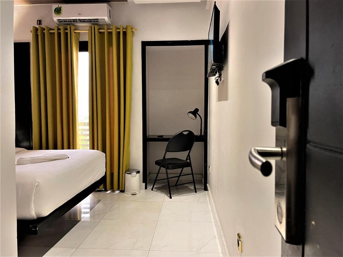 Hotel Vendome Douala Exteriör bild